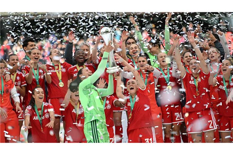 Das Team von Bayern München jubelt über den Sieg im DFB-Pokal.