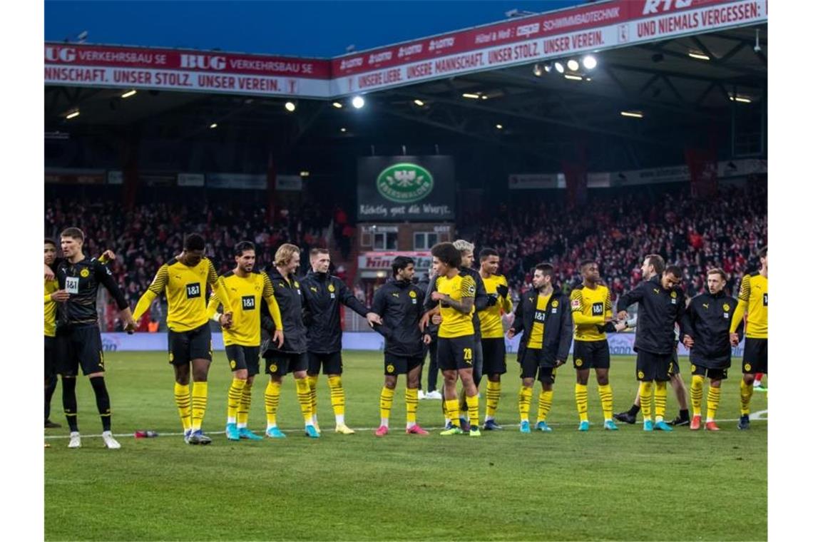 Das Team von Borussia Dortmund bedankt sich nach dem Sieg bei den Zuschauern. Foto: Andreas Gora/dpa
