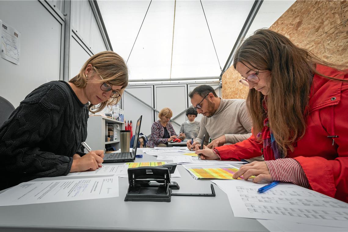 Zeltunterkunft für Geflüchtete in Backnang wird erstmals belegt Das Team von Caritas und Kreisdiakonieverband bereitet verschiedene Formulare für die Neuankömmlinge vor.