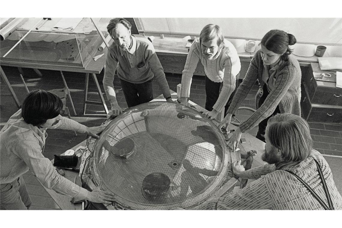 Das Team von Frei Otto beim Testen der Membran.