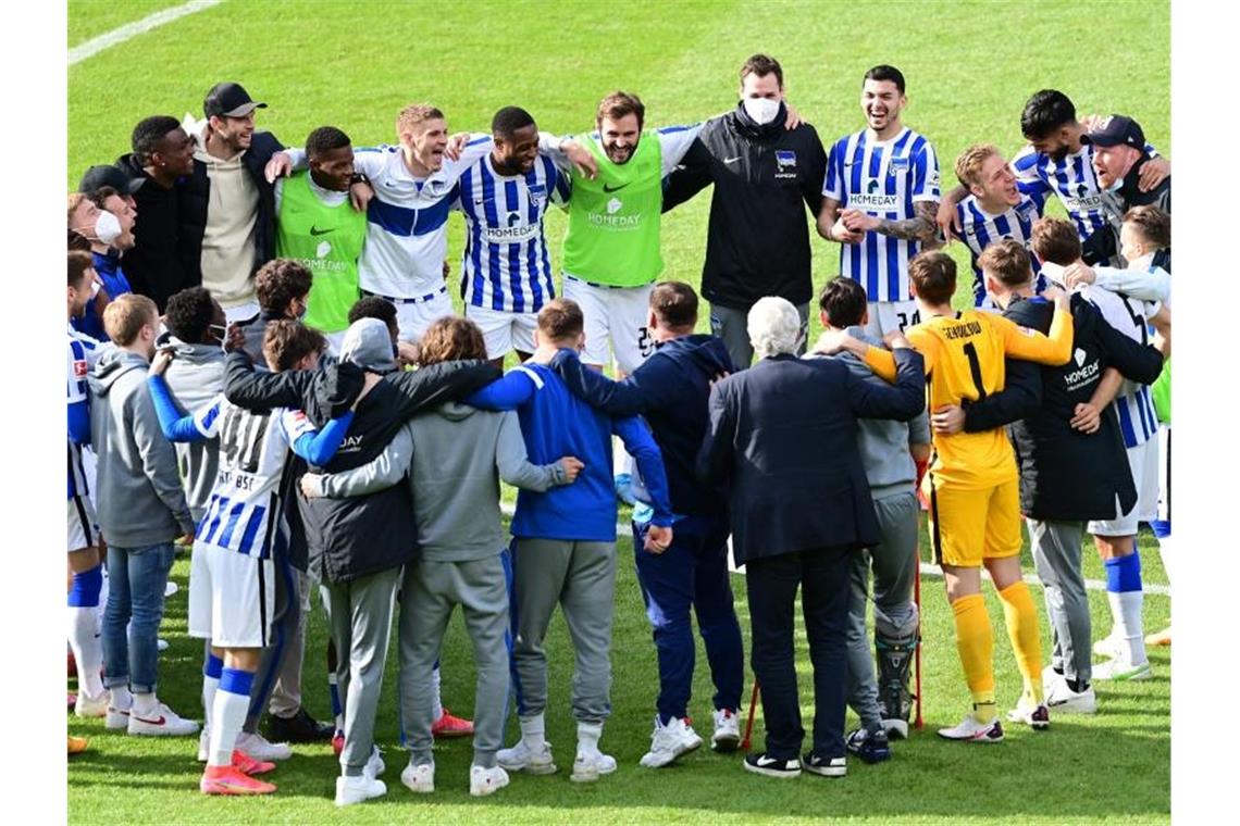 Das Team von Hertha BSC bildet nach dem geschafften Ligaverbleib einen Kreis. Foto: Soeren Stache/dpa-Pool/dpa