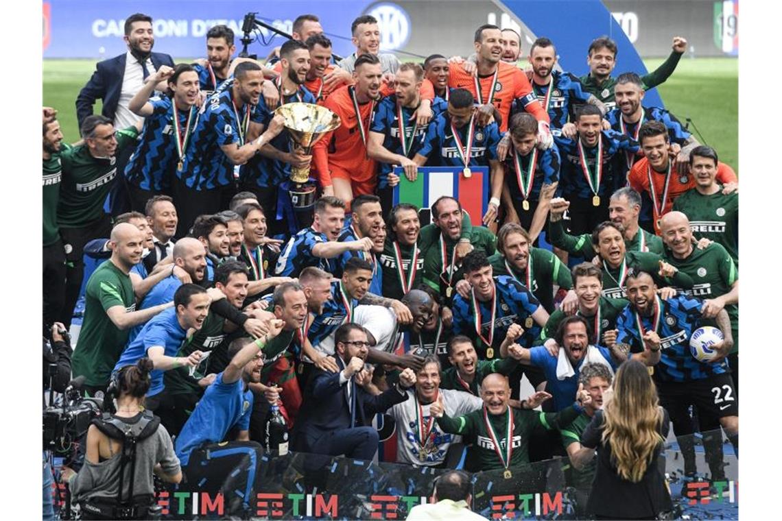 Auch Juventus Turin und AC Mailand in der Champions League Das Team von Inter Mailand feiert mit der Trophäe den Meisterschaftstitel. Foto: Piero Cruciatti/LaPresse/AP/dpa