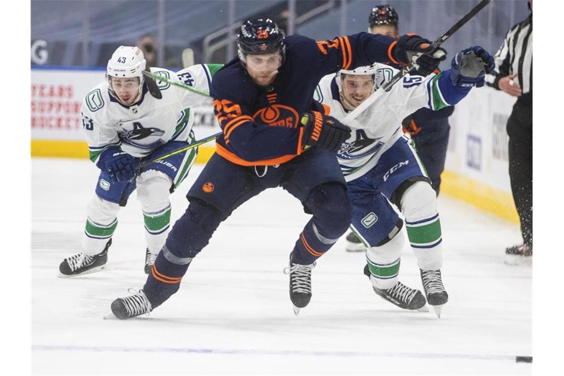 Das Team von Leon Draisaitl (M.) verlor gegen die Vancouver Canucks. Foto: Jason Franson/The Canadian Press via AP/dpa