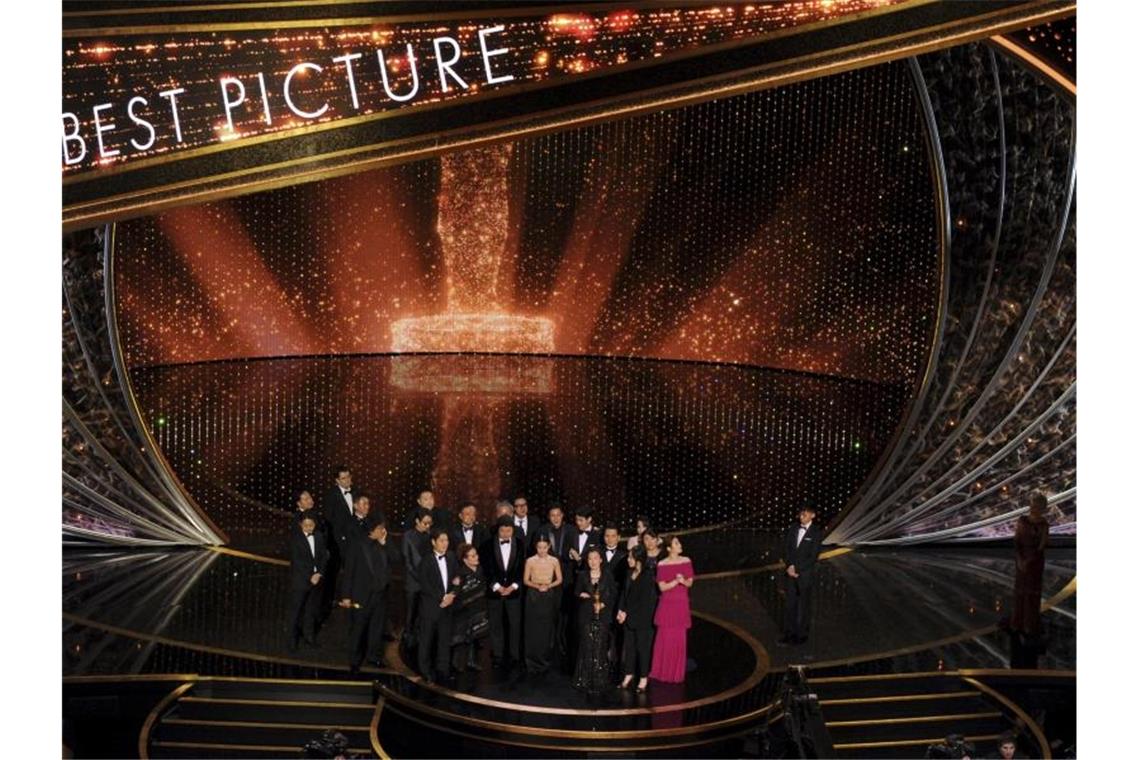 Das Team von „Parasite“ nimmt den Oscar für den besten Film entgegen. Foto: Chris Pizzello/Invision/AP/dpa