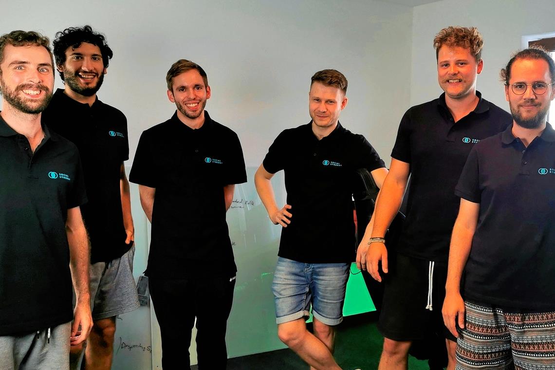 Das Team von Social Synergy, Silvan Vollmer, Samuel Schober, Adrian Fahrbach, Felix Papsdorf, Julian Hofer, Marco Dell’Oso (von links), arbeitet kontinuierlich daran, die Plattform an die Bedürfnisse der Nutzer anzupassen. Foto: privat