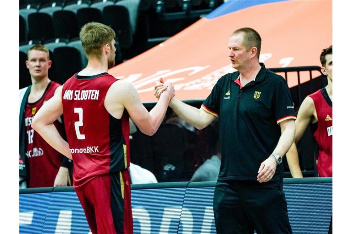 „So muss Nationalmannschaft sein“: DBB-Team überzeugt Das Team von Trainer Henrik Rödl (M) tankte beim Supercup Selbstvertrauen. Foto: Axel Heimken/dpa