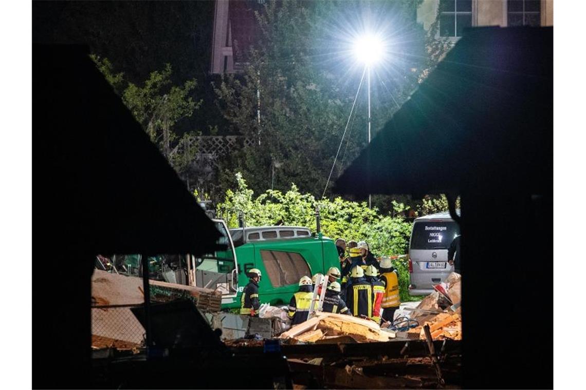 Defekte Gasleitung: Explosion tötet Vater und Tochter Das Technische Hilfswerk baute Scheinwerfer auf, um die Unglücksstelle ausleuchten zu können. Foto: Lino Mirgeler
