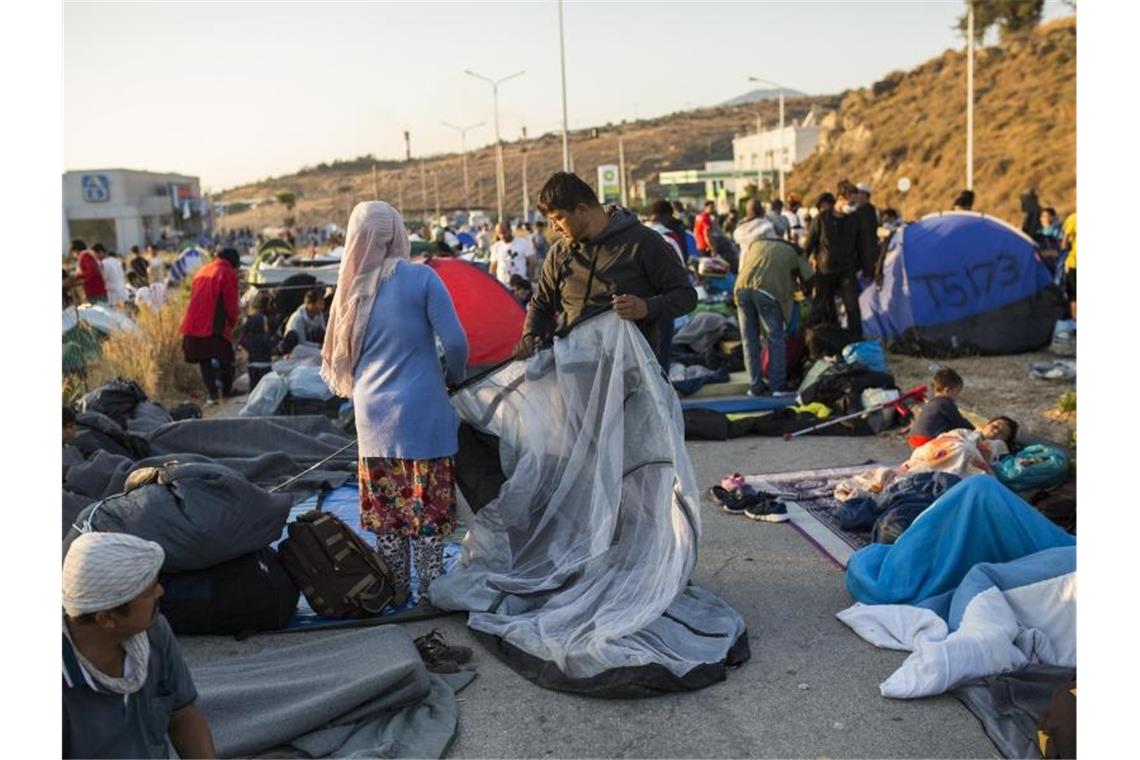 Das Technische Hilfswerk hat sich laut MInister Seehofer auf den Weg gemacht, um Zelte, 1400 Feldbetten und Schlafsäcke nach Lesbos zu bringen. Foto: Socrates Baltagiannis/dpa