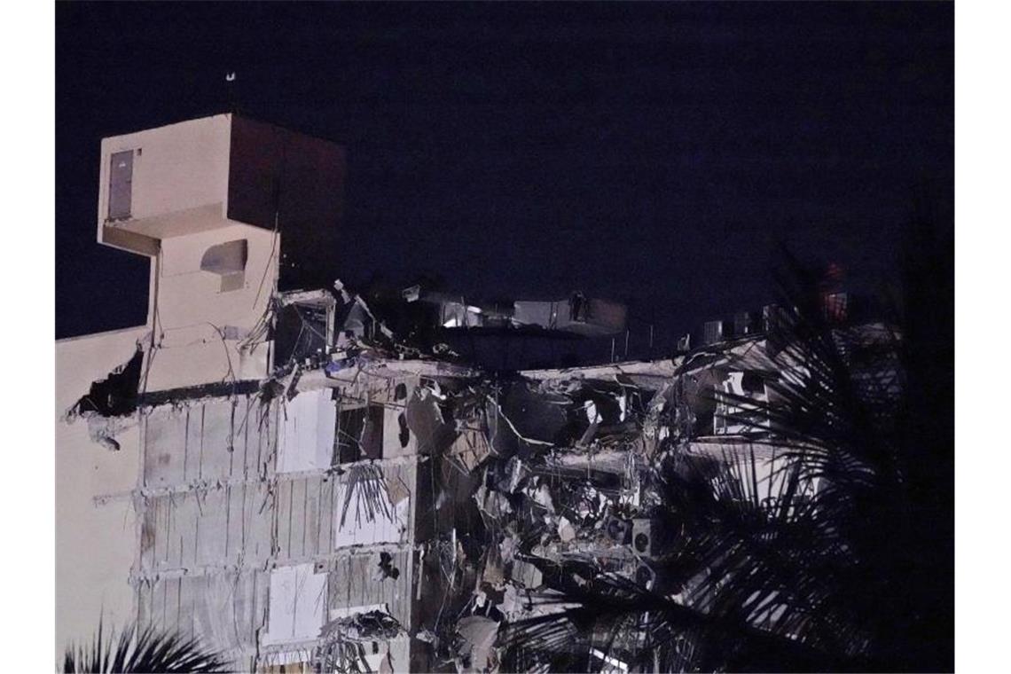 „Wie Bombeneinschlag“: Wohnhaus nahe Miami Beach stürzt ein Das teilweise eingestürzte Wohnhaus in Surfside nahe Miami Beach. Foto: Wilfredo Lee/AP/dpa