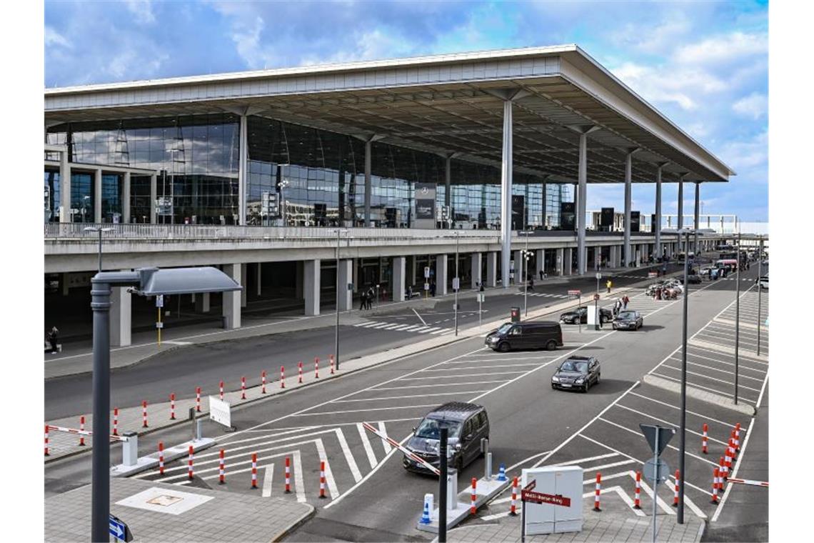BER-Betreiber hoffen auf einen Hauch von Normalbetrieb Das Terminal 1 des Hauptstadtflughafens Berlin Brandenburg „Willy Brandt“ (BER). Foto: Patrick Pleul/dpa-Zentralbild/ZB