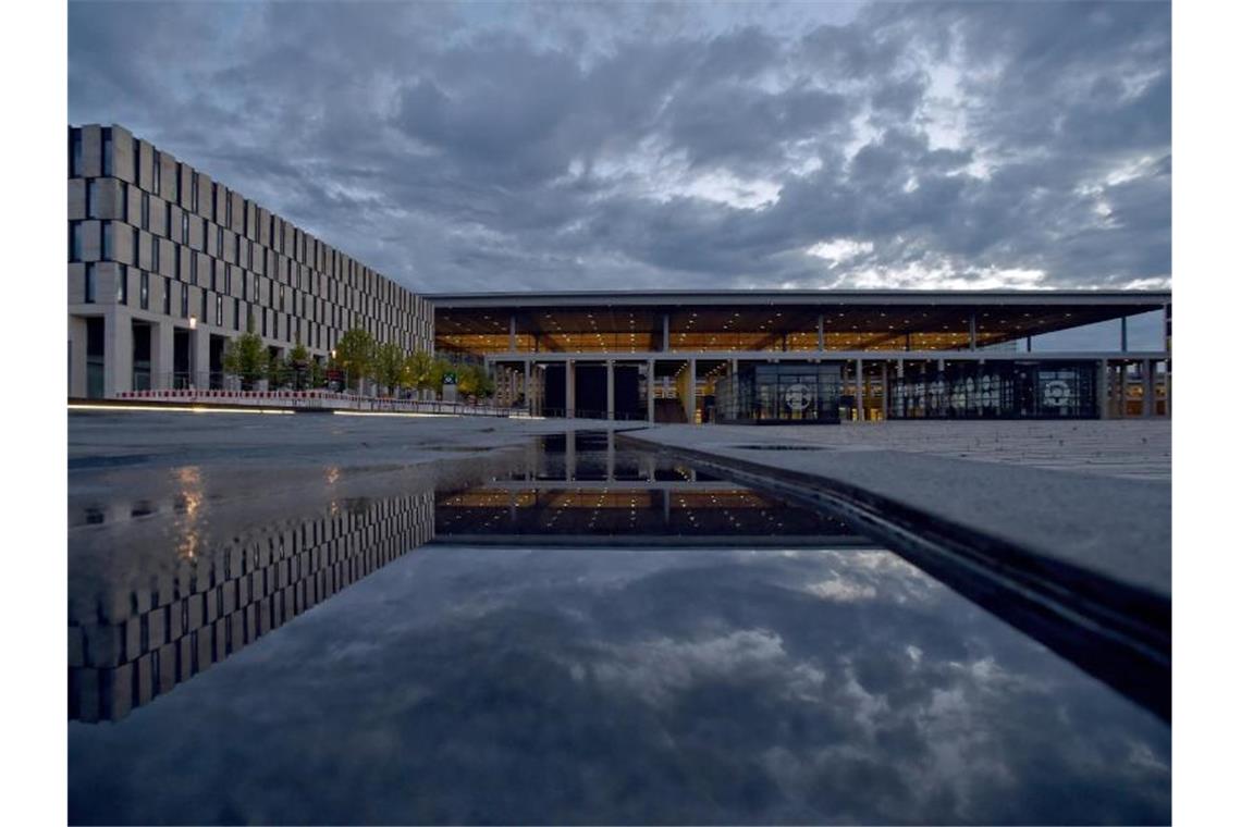 Das Terminalgebäude des Hauptstadtflughafens Berlin Brandenburg Willy Brandt (BER). Foto: Britta Pedersen/dpa-Zentralbild/dpa