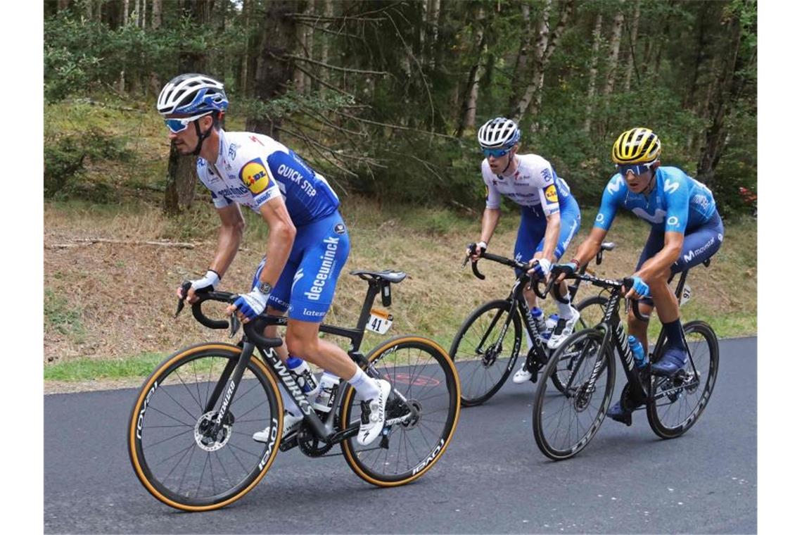 Das Terrain der 14. Etappe ist gerade im Finale wellig und dürfte Frankreichs Star Julian Alaphilippe (l) liegen. Foto: Kenzo Tribouillard/AFP/dpa