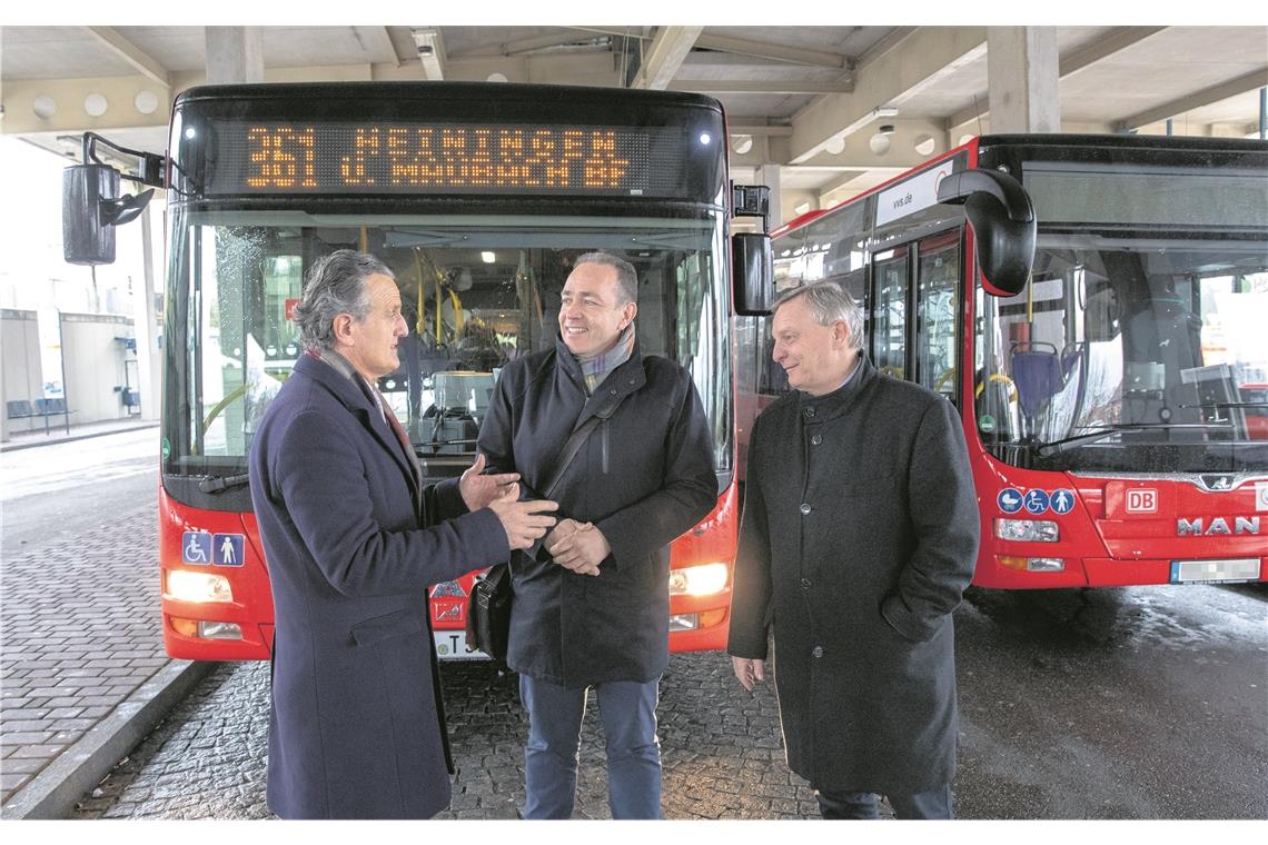 Das Testfahrerdreigestirn Frank Nopper, Stefan Setzer und Siegfried Janocha (von links) beratschlagt, welche Verbesserungsmöglichkeiten es bei den Buslinien gibt. Fotos: A. Becher
