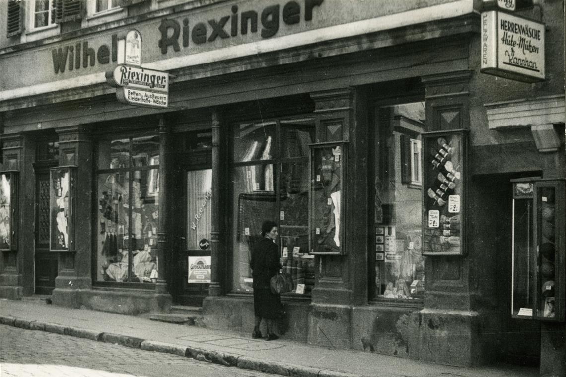 Das Textilgeschäft Riexinger, Schillerstraße 23, Ende der 1940er-Jahre. Repros: P. Wolf