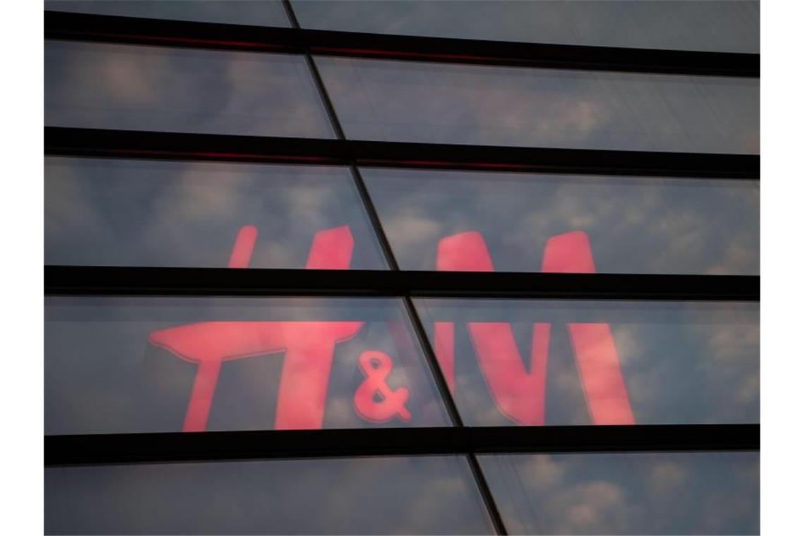 Das Textilhandelsunternehmen H&M soll Mitarbeiter massiv ausgespäht haben. Foto: Marijan Murat/dpa