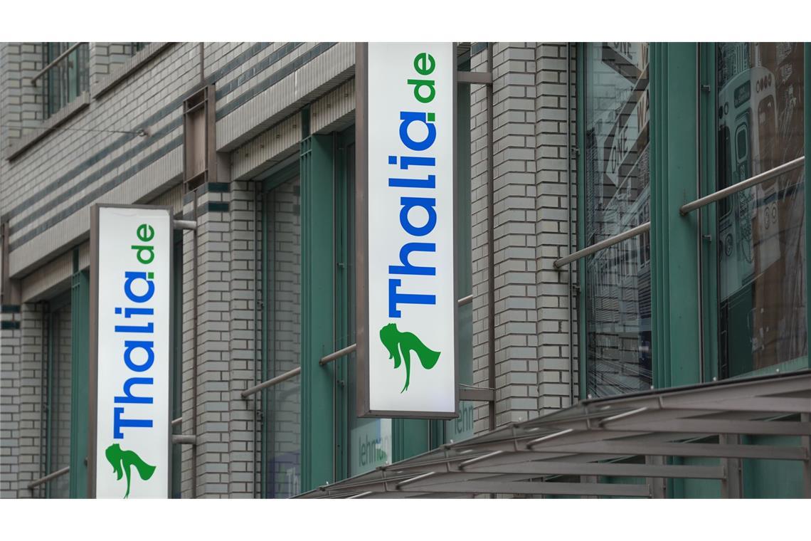 Buchhändler Thalia kauft zwei Spielwaren-Firmen Das Thalia-Logo an einer Filiale der Buchhandelskette.