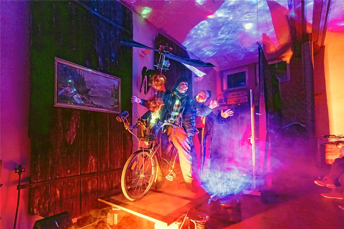 Ganz Rietenau ist beim Kulturfeuer einen Abend lang Bühne Das Theaterstück „Schwäbischer Ikarus“ mit Rolf Butsch und Bärbel Hesser ist an dem Abend besonders gefragt. Fotos: Dietmar van der Linden