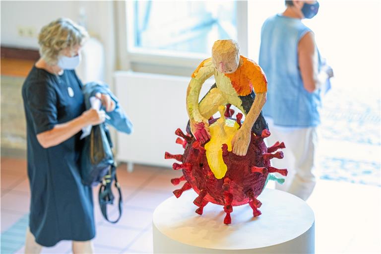 Das Thema Corona hat längst auch in die Kunstwelt Einzug gehalten. Daniel Wagenblast steuert dazu eine Skulptur mit einem Reiter bei. Das Wesen unter ihm hat er im Griff. Foto: A. Becher