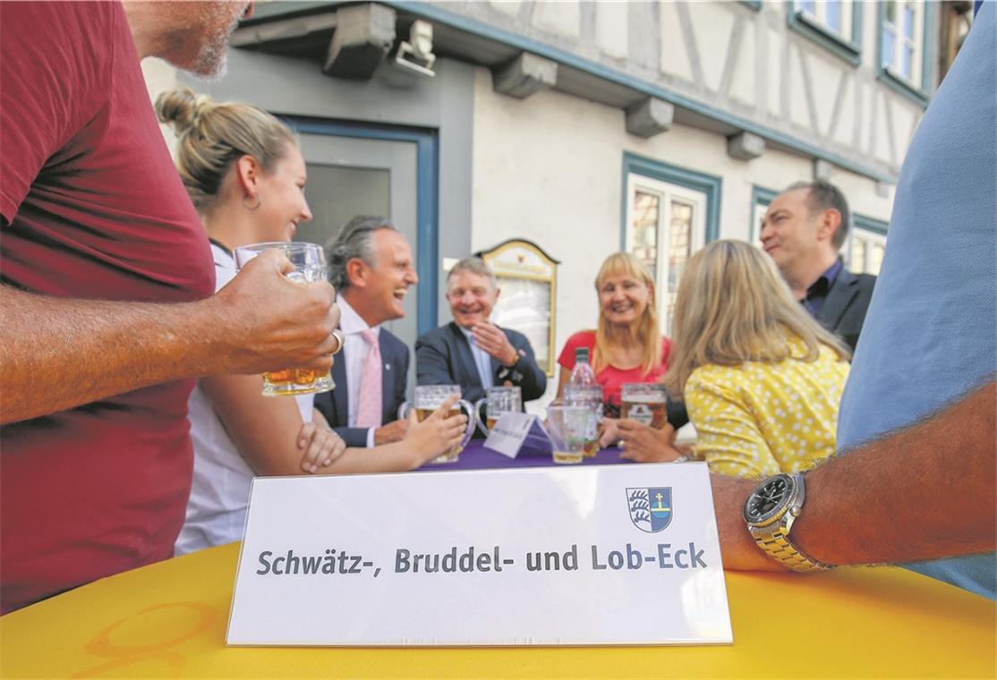 Gespräche über Kuttelsupp und eine Trauung Das Thema Kutteln beim Straßenfest wird fröhlich diskutiert: Mit dabei sind Clara Köngeter, OB Frank Nopper, Siegfried Janocha, Straßenfestwirtin Inge Putler, Baudezernent Stefan Setzer und Claras Mutter. Am Nebentisch weitere Schwätz-Eck-Gäste.Foto: A. Becher