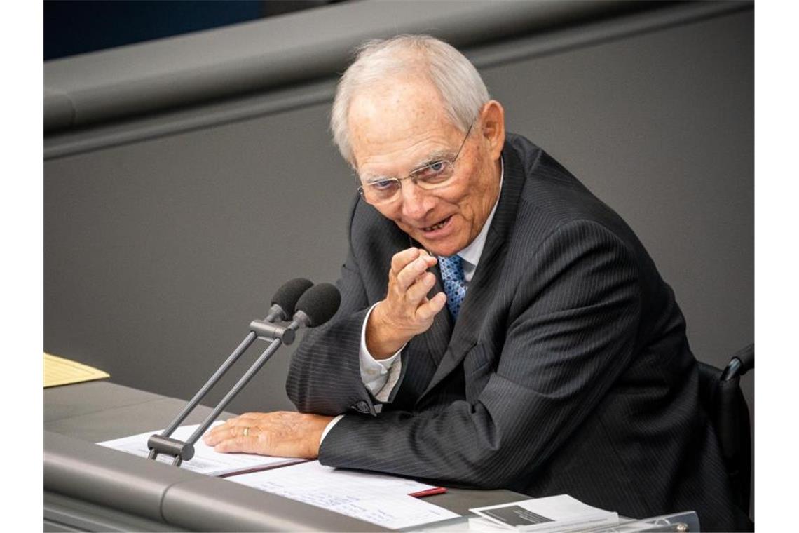 Das Thema Migration hat nach Ansicht von Bundestagspräsident Wolfgang Schäuble über der Corona-Krise nichts von seiner Brisanz verloren. Foto: Michael Kappeler/dpa