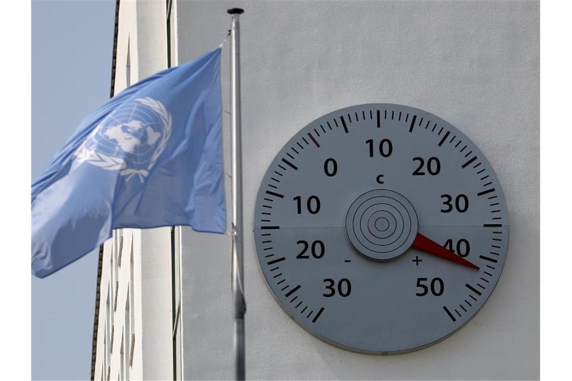 Das Thermometer an der Vertretung der Vereinten Nationen in Bonn zeigt 42 Grad an. Offiziell wurden in Bonn-Roleber Temperaturen von 40,6 Grad gemessen. Foto: Oliver Berg