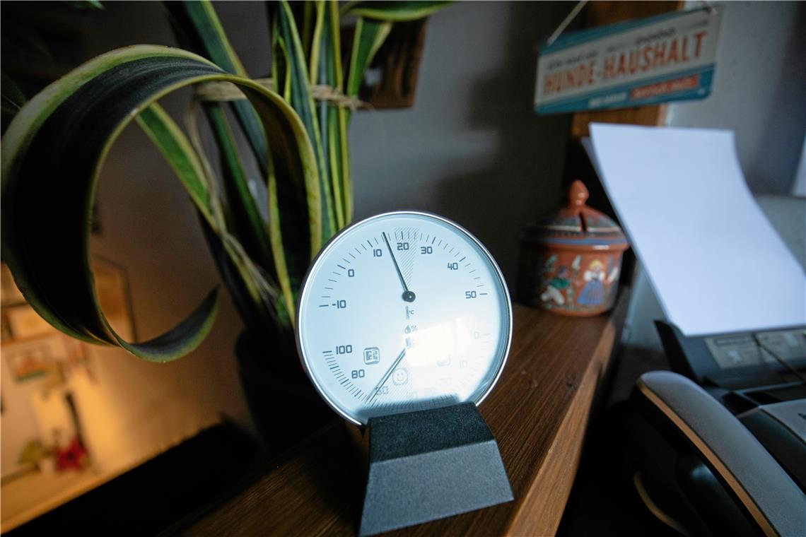 Das Thermometer zeigt einen Wert zwischen 14 und 15 Grad. Das ist die Normalität – tagsüber. Nachts wird es auch kälter. Und warmes Wasser gibt’s keines. Fotos: A. Becher