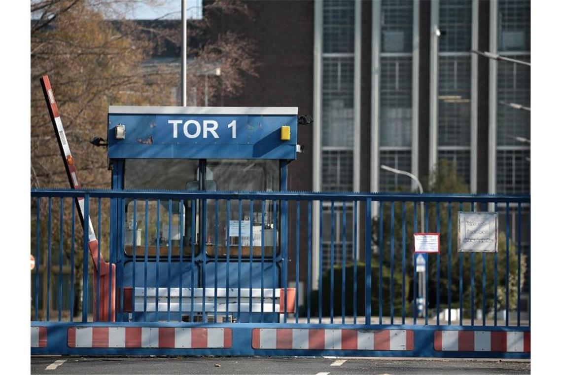 Pandemien verdrängen Klimawandel Das Tor 1 am Ford-Werk in Köln ist geschlossen. Im neuen Risikobarometer der Allianz sind Pandemien im Vergleich zum Vorjahr vom 17. auf den 2. Platz gestiegen. Foto: Oliver Berg/dpa