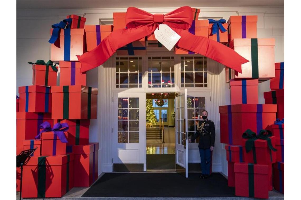Üppige Weihnachtsdekoration im Weißen Haus Das Tor der Geschenke führt zum Ostflügel des Weißen Hauses. Foto: Evan Vucci/AP/dpa