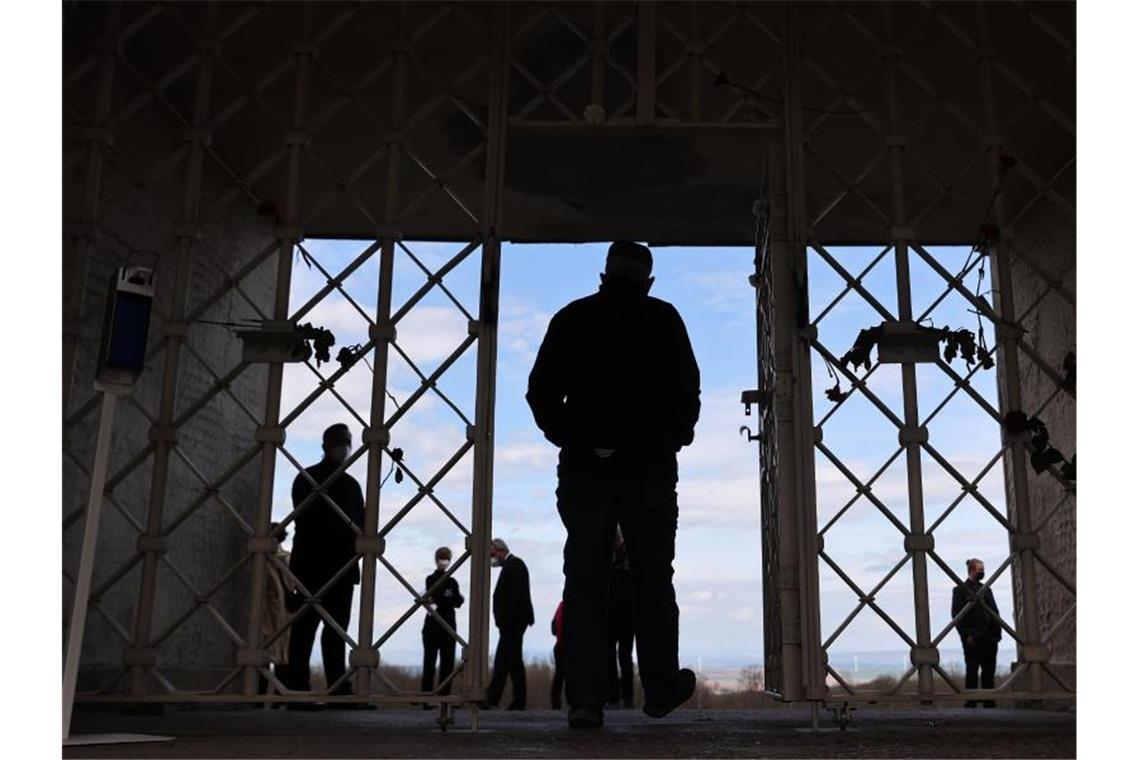 Buchenwald-Überlebender durch Bomben in Charkiw getötet Das Tor des ehemaligen Konzentrationslagers Buchenwald, das heute eine Gedenkstätte ist (Symbolbild). Foto: Jan Woitas/dpa-Zentralbild/dpa