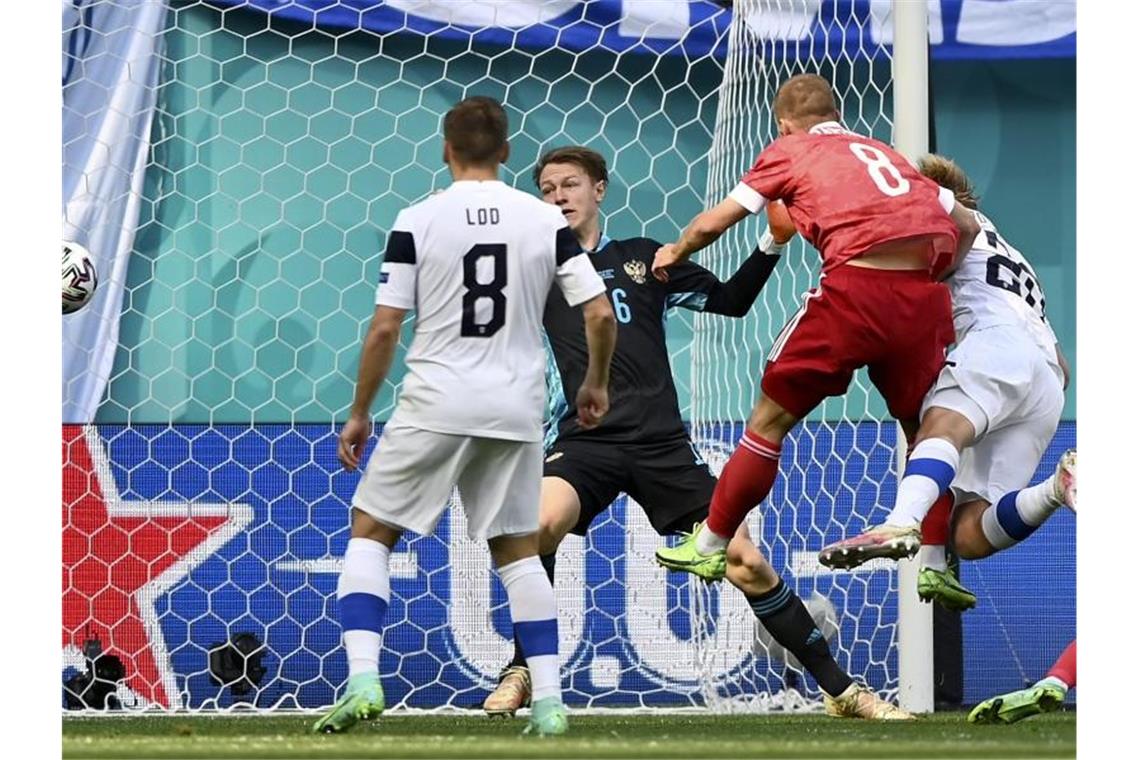 Russen mit viel Mühe zum ersten Sieg - „Haben Job erledigt“ Das Tor des Finnen Joel Pohjanpalo (r) zählte wegen einer Abseitsstellung nicht. Foto: Kirill Kudryavtsev/Pool AFP/dpa