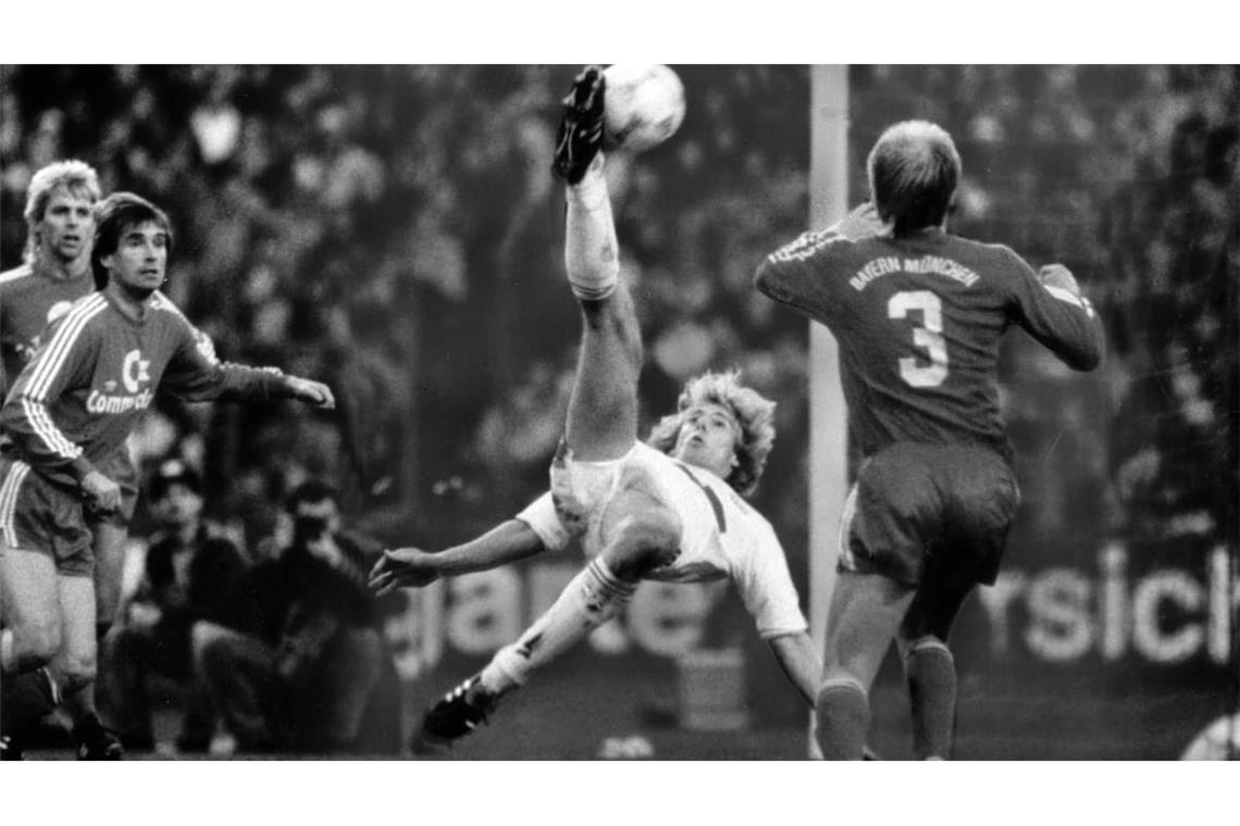 Das Tor des Jahres 1987: Jürgen Klisnmann trifft gegen den FC Bayern.