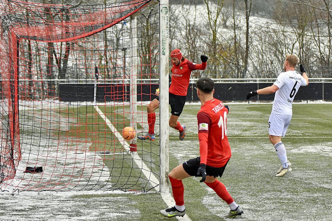 Zwei Punkte verschenkt und Kapitän Celiktas verloren Das Tor von Dominik Salz blieb am Ende Großaspachs einziger Treffer. Mert Tasdelen und die SG verabschiedeten sich im Heimspiel gegen den TSV Essingen mit einem 1:1 in die Winterpause. Die Tabellenspitze verteidigte die Elf aus dem Fautenhau trotzdem. Foto: Tobias Sellmaier