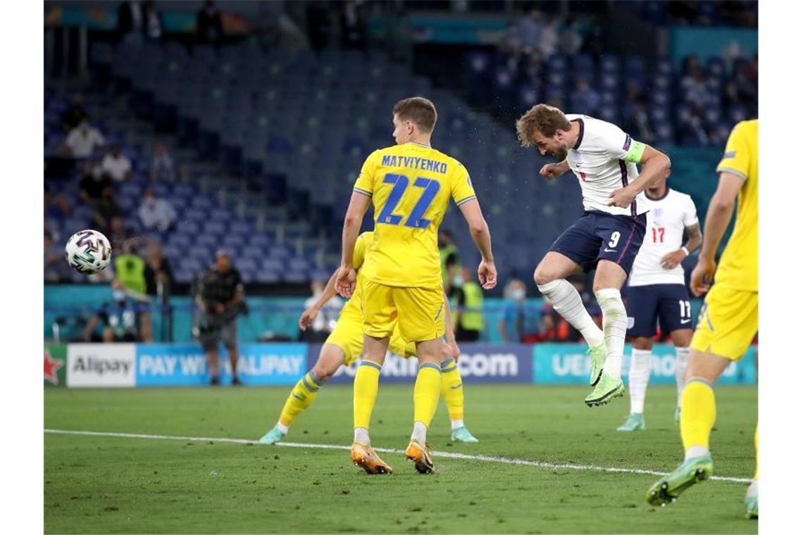 England spaziert ins EM-Halbfinale: Kantersieg gegen Ukraine Das Tor zur 3:0-Führung erzielt Englands Harry Kane (M) per Kopf. Foto: Nick Potts/PA Wire/dpa