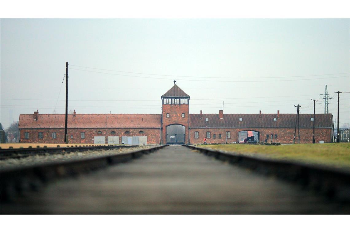 Das Torhaus des früheren Vernichtungslagers "Auschwitz-Birkenau" (Archivbild)