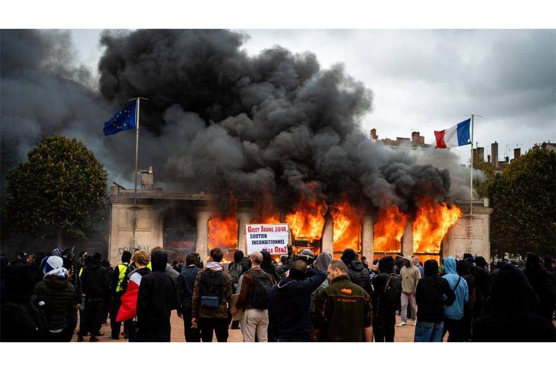 Das Tourismus-Zentrum in Lyon steht am Samstag in Flammen.