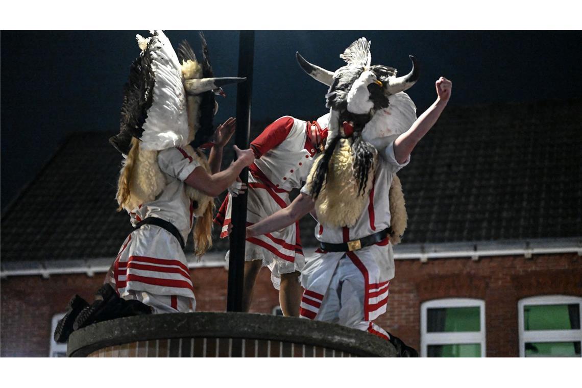Das Traditionsfest Klaasohm auf Borkum endet mit dem Sprung der Klaasohms in die Menschenmenge von einer Säule im Zentrum des Orts.