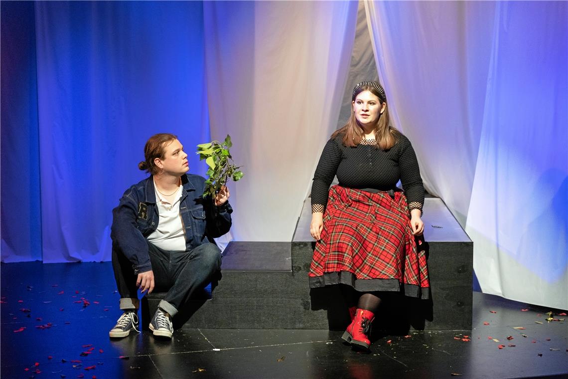 Das tragische Ende des berühmten Liebespaars Romeo und Julia wird auf der Backnanger Bühne uminterpretiert. Fotos: Alexander Becher