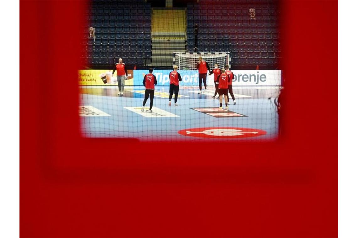 DHB-Team vor Spanien-Spiel mit weiteren Corona-Fällen Das Training der deutschen Handballer in der Ondrej Nepela Arena hat auf freiwilliger Basis stattgefunden. Foto: Marijan Murat/dpa