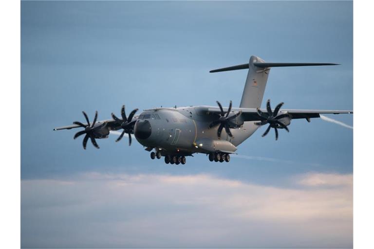 Das Transportflugzeug A400M der Bundeswehr im Landeanflug Ende August auf dem niedersächsischen Stützpunkt Wunstorf. Foto: Daniel Reinhardt/dpa