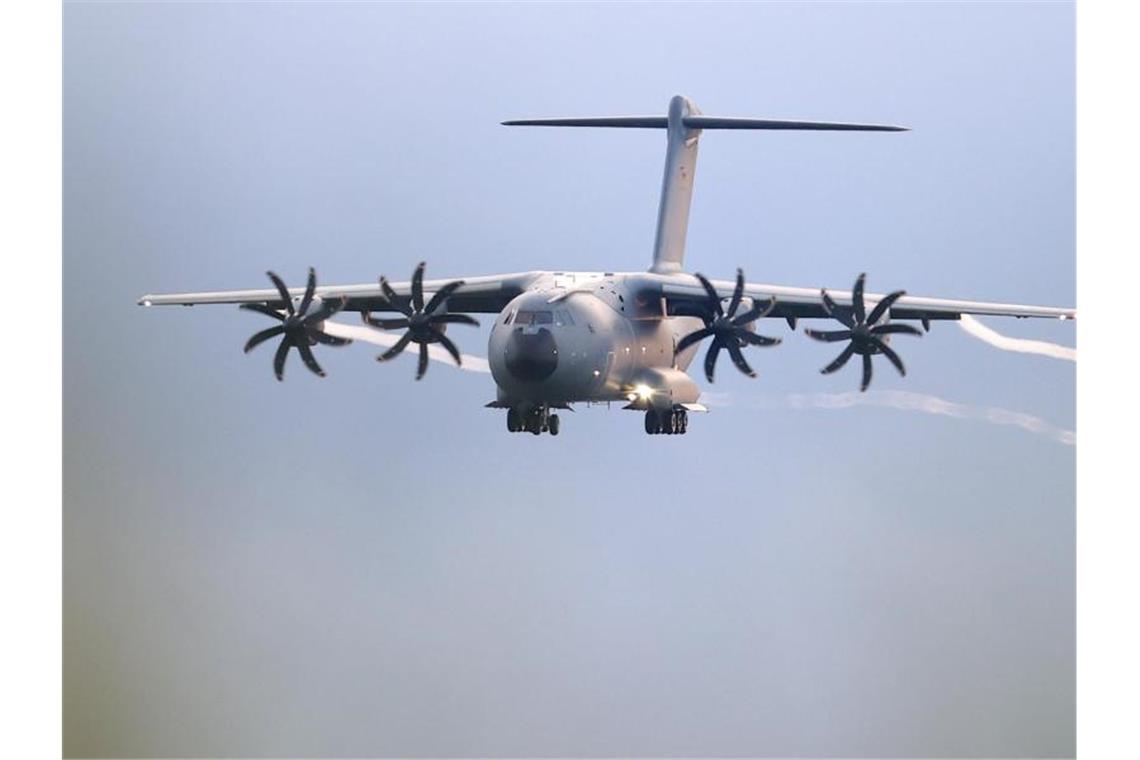 Luftbrücke brachte 138 Ortskräfte aus Kabul nach Deutschland Das Transportflugzeug A400M der Bundeswehr. Mit diesen Maschinen wurden Menschen aus Kabul evakuiert. Foto: Friso Gentsch/dpa