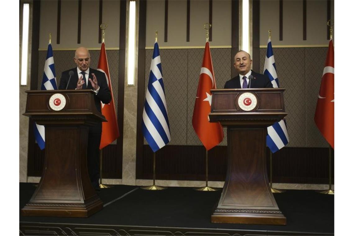 Diplomatischer Eklat zwischen Athen und Ankara Das Treffen von Nikos Dendias (l), Außenminister von Griechenland, und Mevlüt Cavusoglu, Außenminister der Türkei, in Ankara sorgte für Aufsehen. Foto: Burhan Ozbilici/AP/dpa