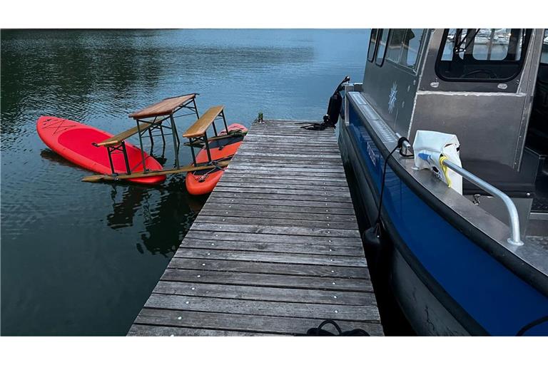Das Trio war auf einer Konstruktion aus Surfbrettern und einer Bierbank auf dem Brombachsee unterwegs. Bild: Polizei Mittelfranken