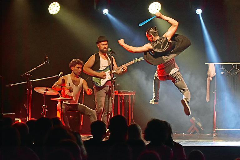 Das Trio zeigt bei seinem Auftritt in Murrhardt unbändige Spielfreude und Körperkunst – Ihor Yakimenko, Semion Bazavlouk und Rostyslav Hubaydulin (von links) stellen sozusagen nebenbei auch ihre eigene Musikband. Fotos: Tobias Sellmaier