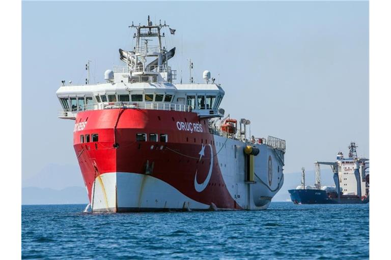 Das türkische Forschungsschiff „Oruc Reis“ ankert vor der Küste. Die Türkei steht vor allem wegen umstrittener Erdgaserkundungen in Seegebieten vor Zypern und in der Nähe griechischer Inseln in der Kritik. Foto: Ibrahim Laleli/DHA/AP/dpa/Archiv