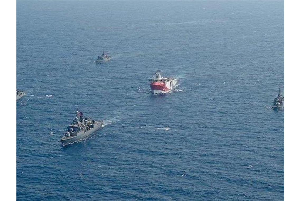 EU setzt Türkei im Erdgasstreit ein Ultimatum Das türkische Forschungsschiff „Oruc Reis“ (M) fährt in Begleitung türkischer Kriegsschiffe über das Mittelmeer. Foto: -/IHA/AP/dpa