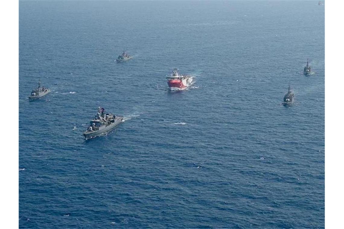 Das türkische Forschungsschiff „Oruc Reis“ (M) fährt in Begleitung türkischer Kriegsschiffe über das Mittelmeer. Die Spannungen zwischen Griechenland und der Türkei im Streit um Erdgas im östlichen Mittelmeer dauern an. Foto: -/IHA/AP/dpa