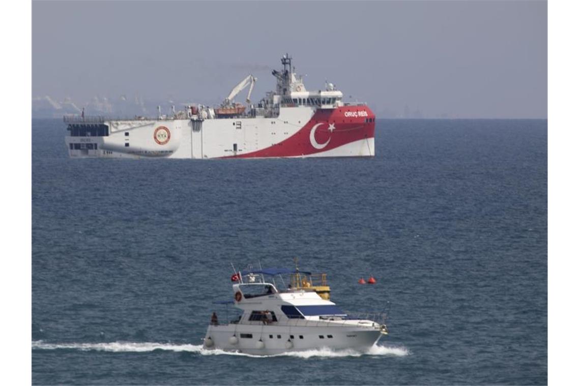 Das türkische Forschungsschiff Oruc Reis vor der Küste von Antalya im Mittelmeer. Foto: Burhan Ozbilici/AP/dpa