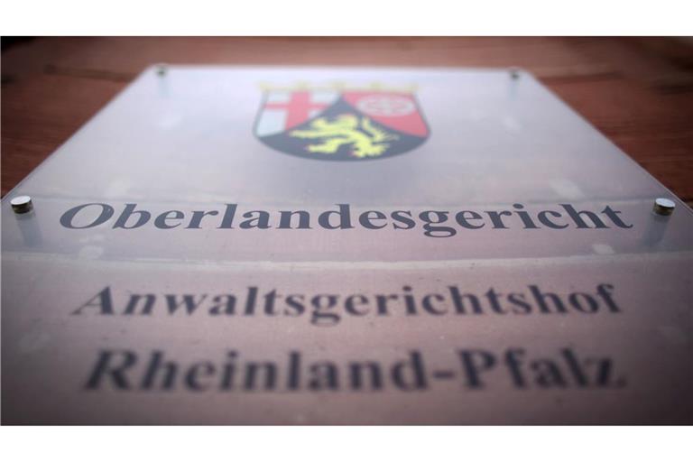 Das Türschild des Oberlandesgerichts in Koblenz.
