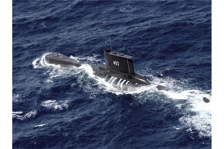 Das U-Boot KRI Nanggala der indonesischen Marine fährt in den Gewässern vor Ost-Java (Luftbild aus einer indonesischen Marine-Hubschrauber). Das mit 53 Seeleuten an Bord vermisste indonesische Militär-U-Boot liegt vermutlich 600 bis 700 Meter unter Wasser. Foto: Eric Ireng/AP/dpa