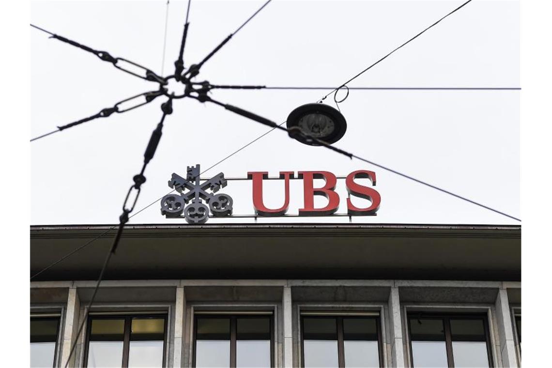 Das UBS-Logo am Hauptsitz der Schweizer Bank. Foto: Melanie Duchene/KEYSTONE/Archivbild